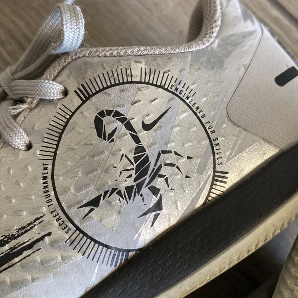 Nike Phantom GT Scorpion Academy Jr. Indoor Shoes Youth - Wolf Grey - Picture 10 of 11